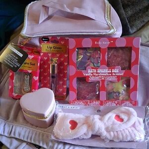 BEAUTY BUNDLE 6 ITEMS. MAKE UP BAG LIP OIL NAIL TRIMMERS HEAD BAND JEWLERY BOX .